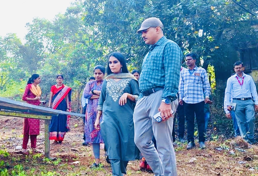 विहिरीवर सौरऊर्जा प्रकल्प बसवण्यात आले त्याची पाहणी करताना रायगड जिल्ह्याचे मुख्यकार्यकारी अधिकारी मा. नेहा भोसले मॅडम उपमुख्यकार्यकरी अधिकारी मा. तनपुरे साहेब पंचायत समितीचे मा. गटविकास अधिकारी साहेब उपस्तीत होते त्यावेळेचे क्षणचित्रे
